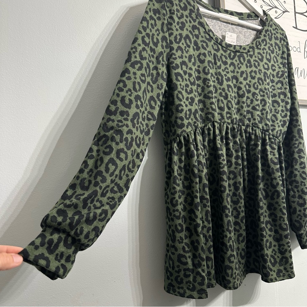 ✨NEW✨ Green Leopard Print Long Sleeve Top